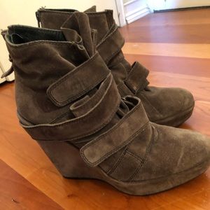 Stuart Weizman Hidden Wedge